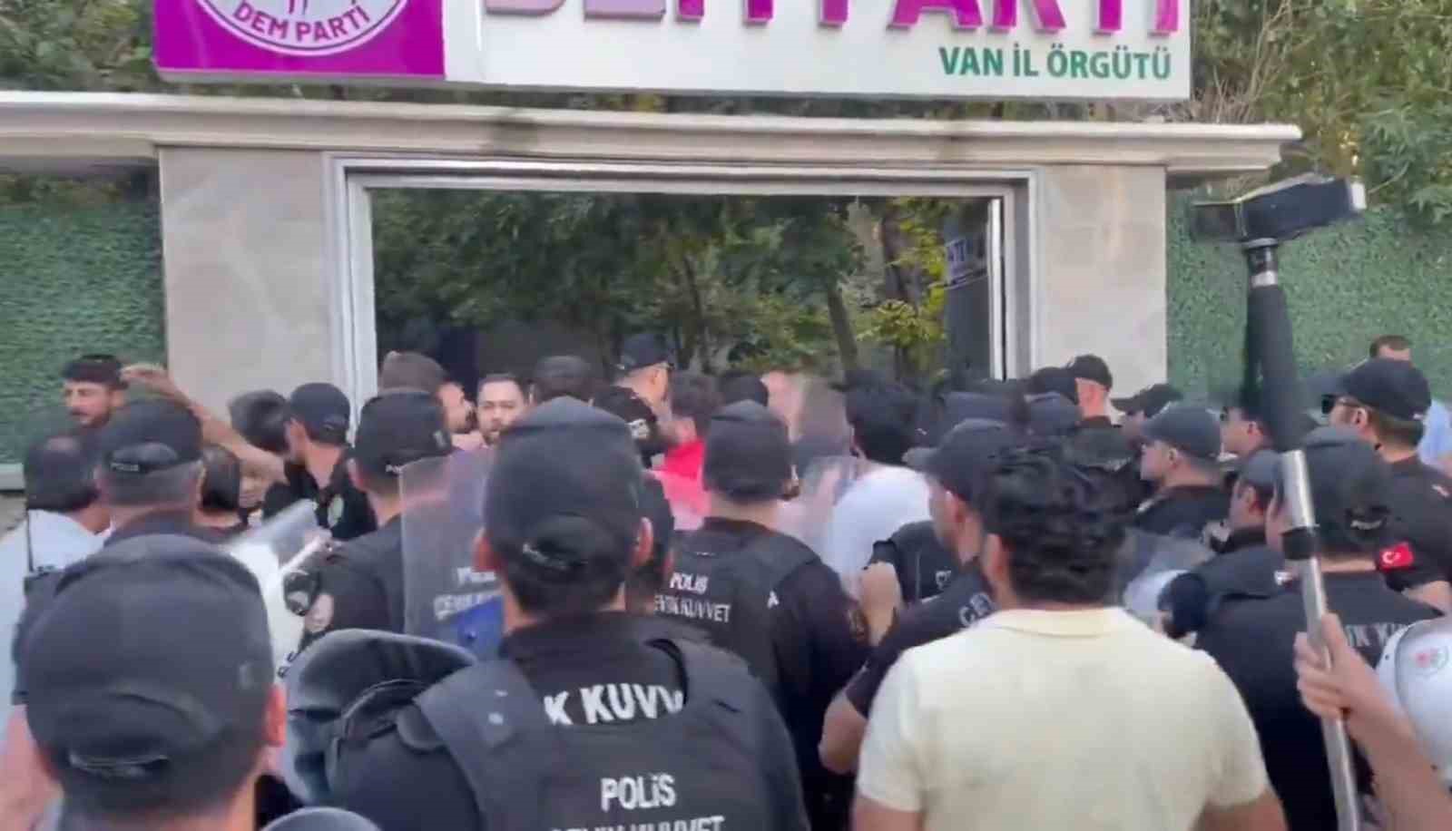 Van’da DEM Partililerin izinsiz gösterisine polis müdahale etti