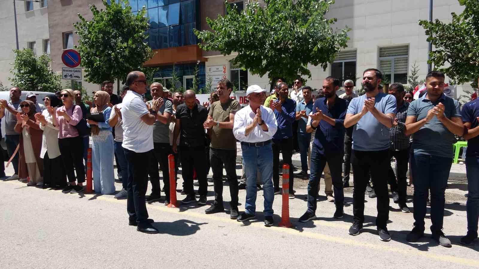 Van’da işten çıkarılan işçiler: “Bütün davalarımızı kazanacağız”