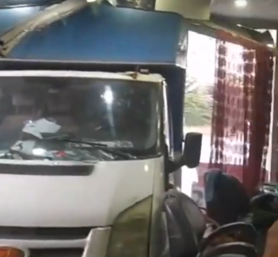 Van’da kamyonet berber dükkanına girdi