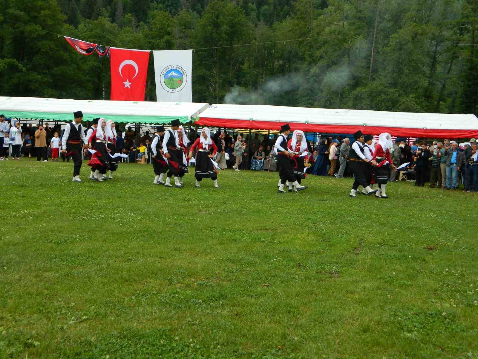 Yağmur altında festival coşkusu