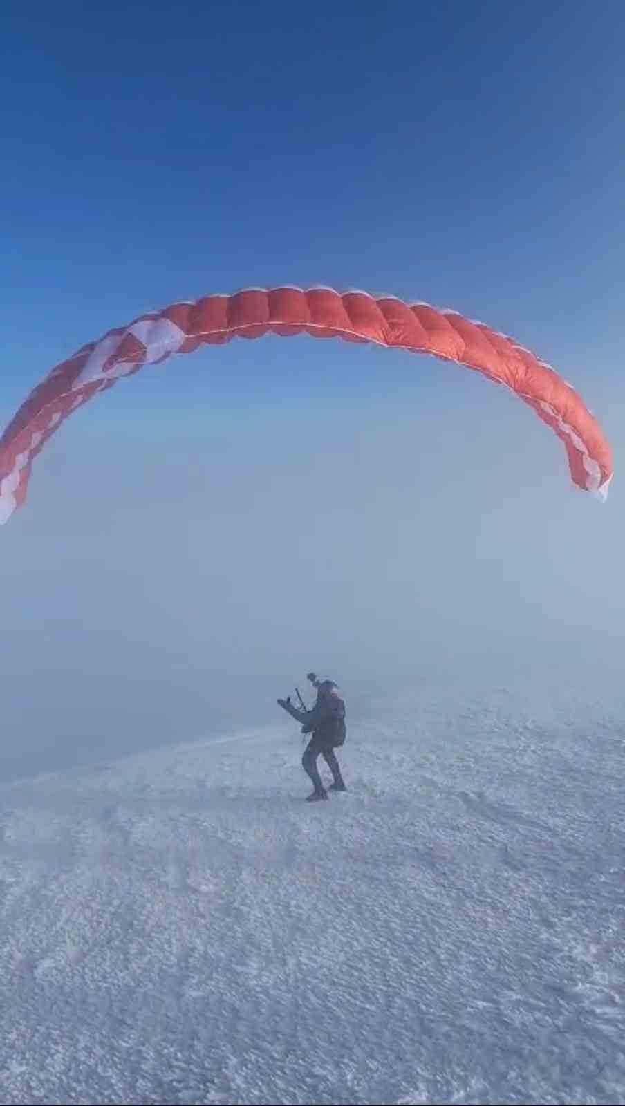 Yamaç paraşütü ile atlayan dağcılar  Avrupa rekoru kırdı