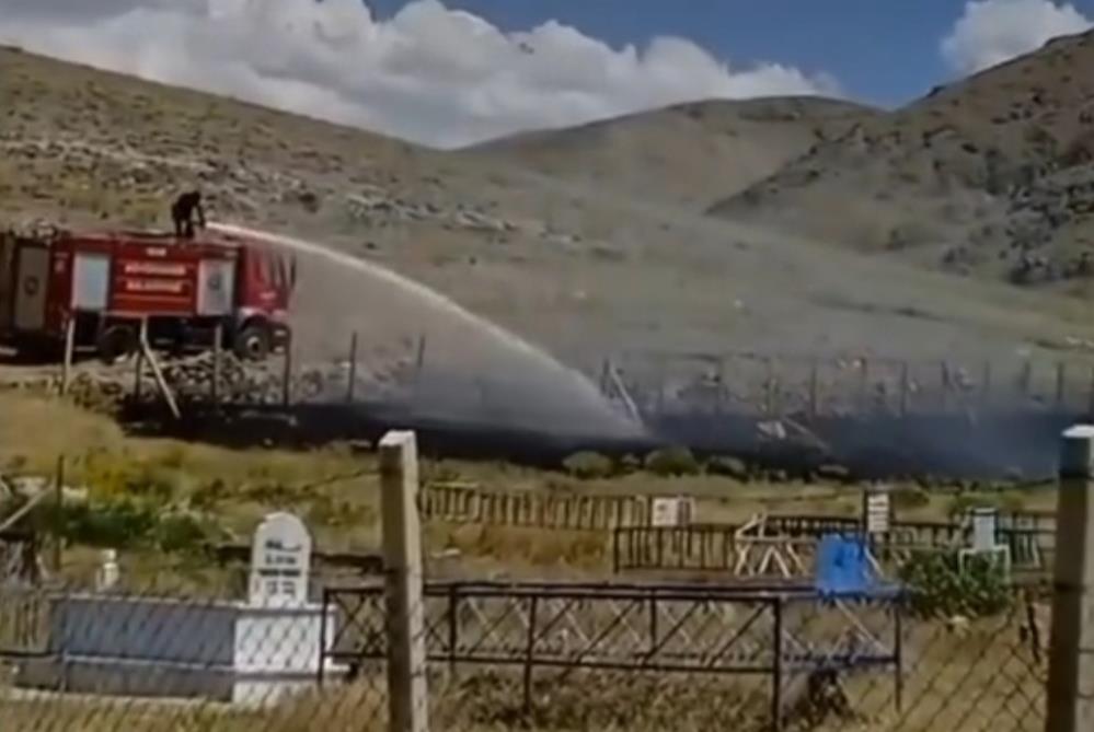 Gürpınar’da mezarlık yangını