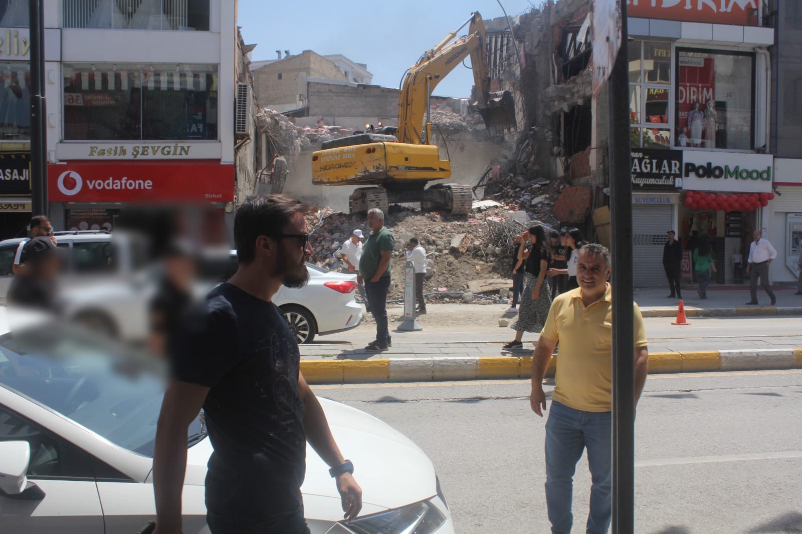 Van’ın en işlek caddesinde hiçbir tedbir alınmadan yıkılan bina pes dedirtti!