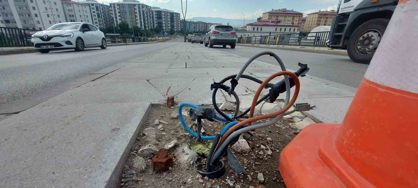 Yol ortasındaki açık elektrik kabloları tehlike oluşturuyor