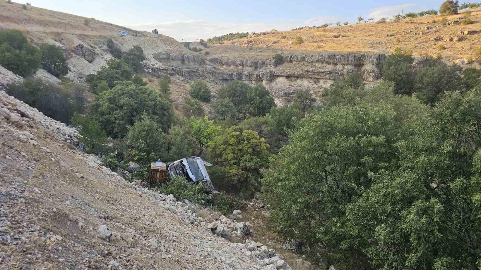 Kamyonet şarampole yuvarlandı, sürücü yaralandı