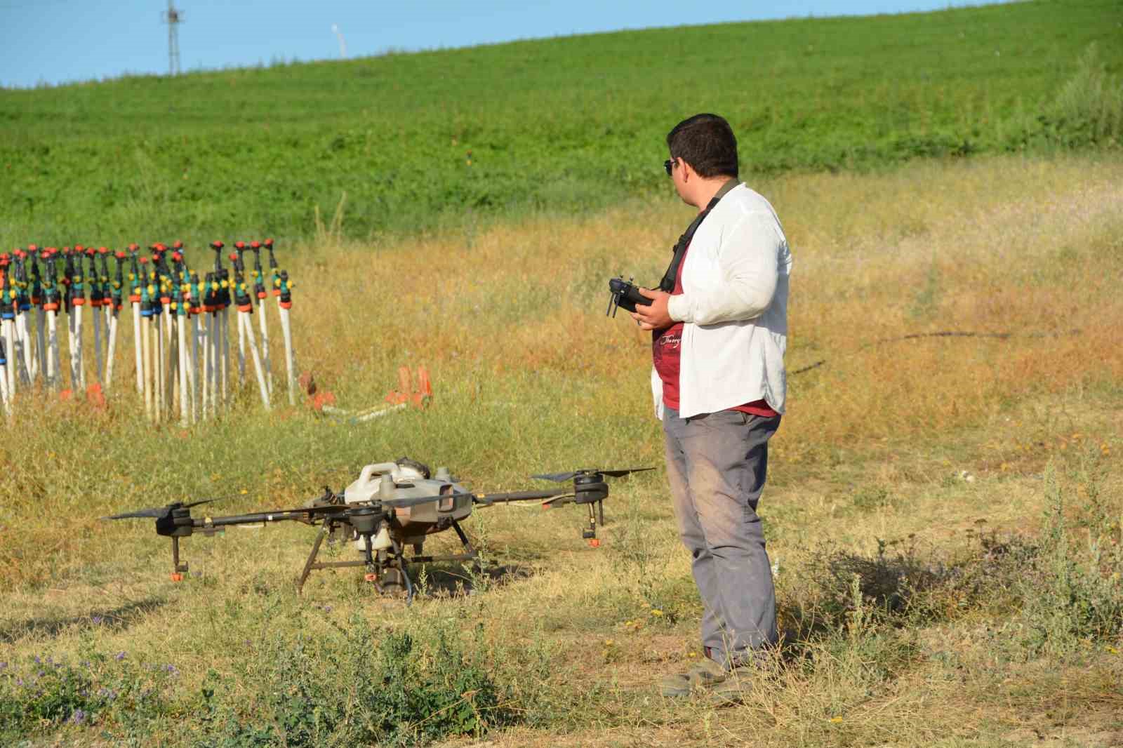 Bitlis’teki çiftçiler tasarruf için ilaçlamayı dronla yapıyor