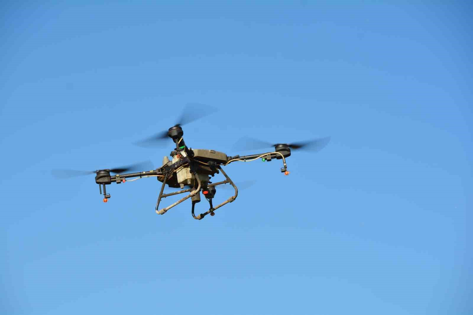 Bitlis’teki çiftçiler tasarruf için ilaçlamayı dronla yapıyor