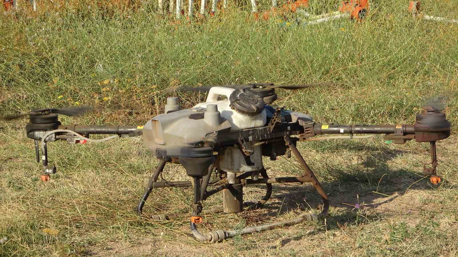 Bitlis’teki çiftçiler tasarruf için ilaçlamayı dronla yapıyor
