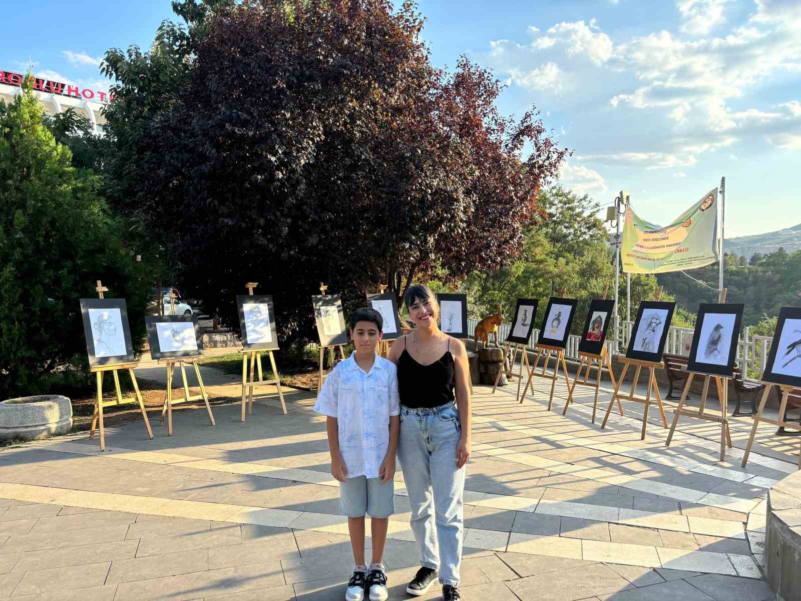 11 yaşındaki çocuk kent meydanında resim sergisi açtı