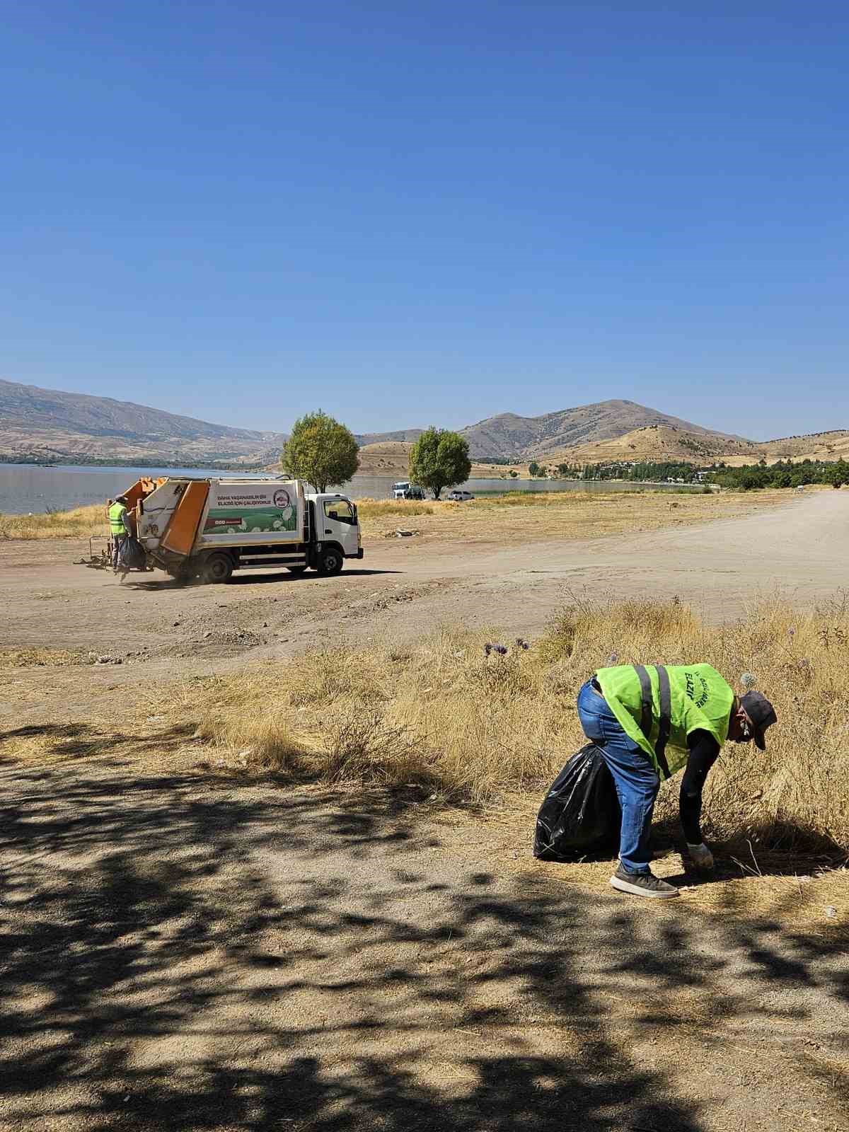 Hazar gölü çevresinde 15 günde 12 ton çöp toplandı