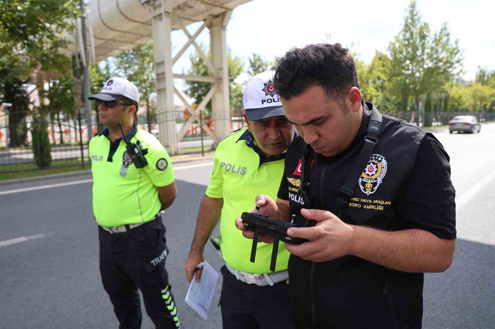 Cezanın şokuyla el frenini çekmeyi unuttuğu araç hareket etti