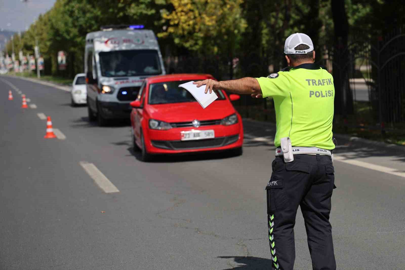 Cezanın şokuyla el frenini çekmeyi unuttuğu araç hareket etti