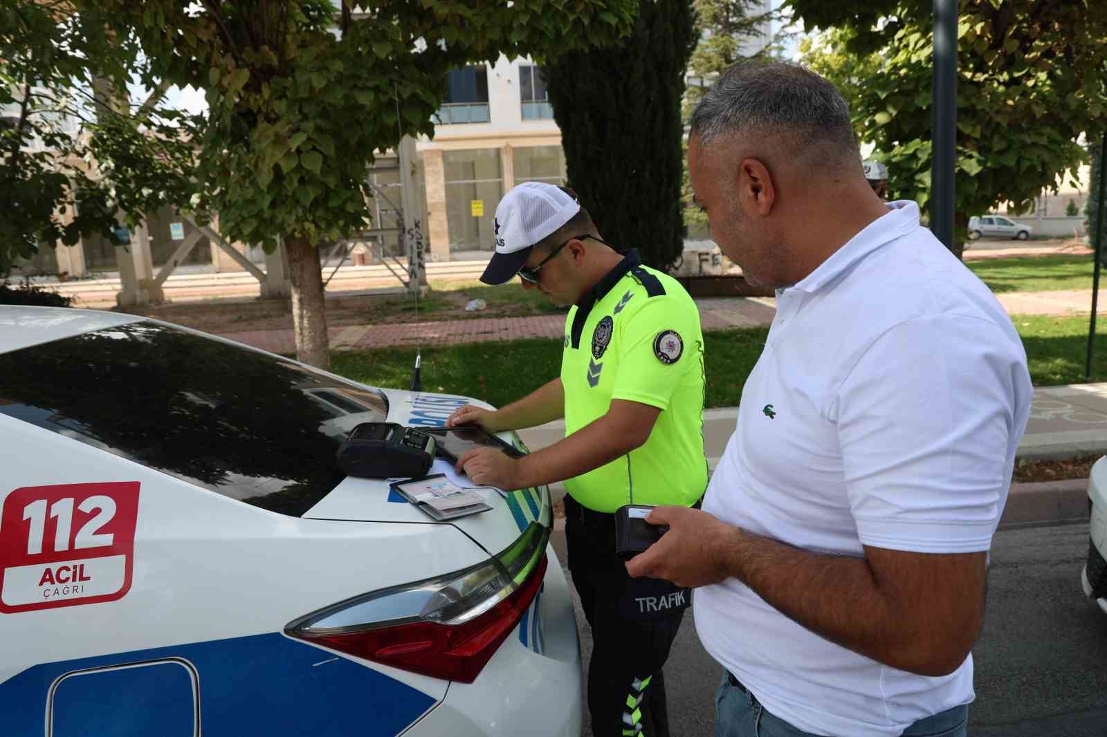 Cezanın şokuyla el frenini çekmeyi unuttuğu araç hareket etti