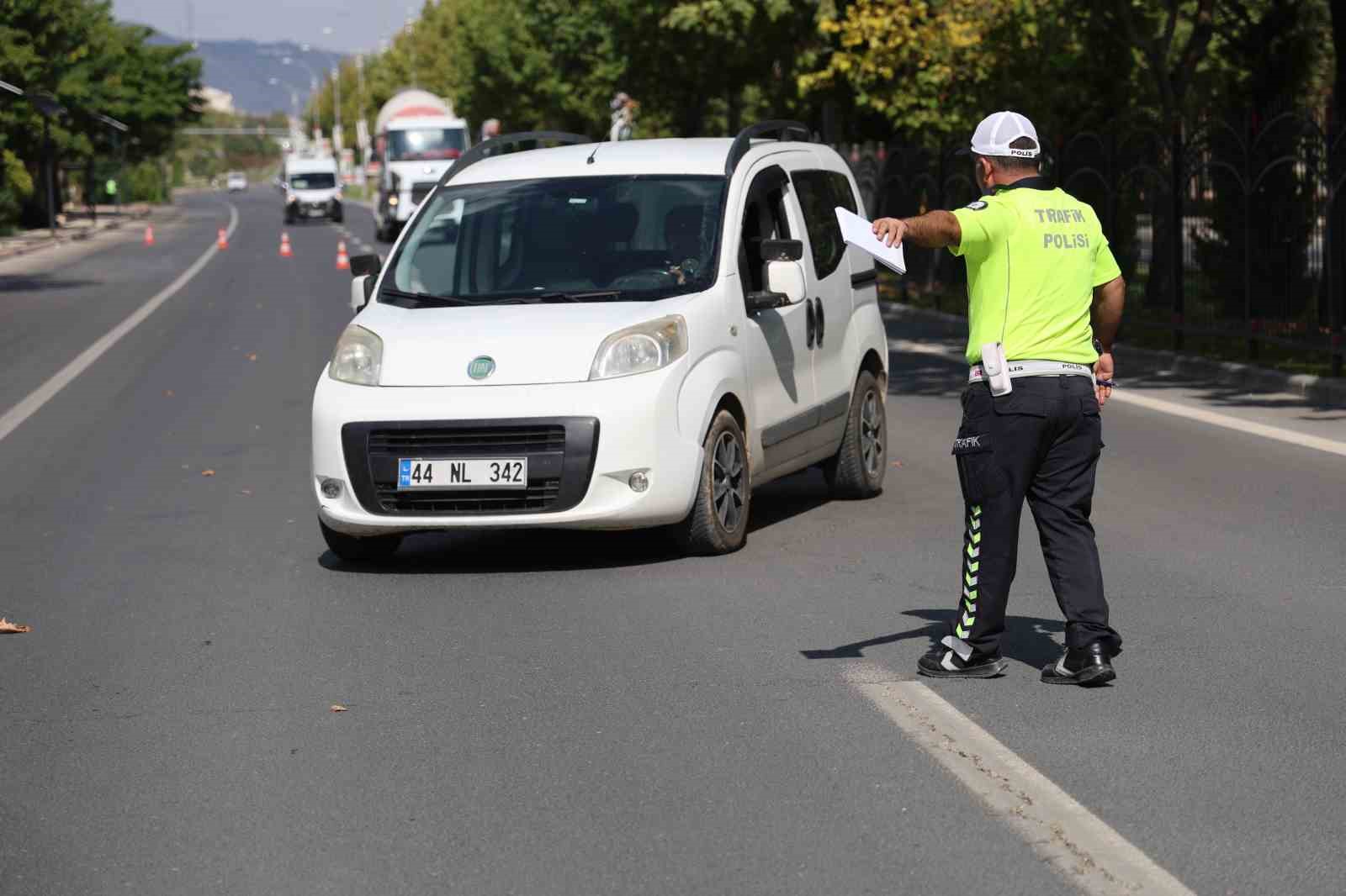 Cezanın şokuyla el frenini çekmeyi unuttuğu araç hareket etti