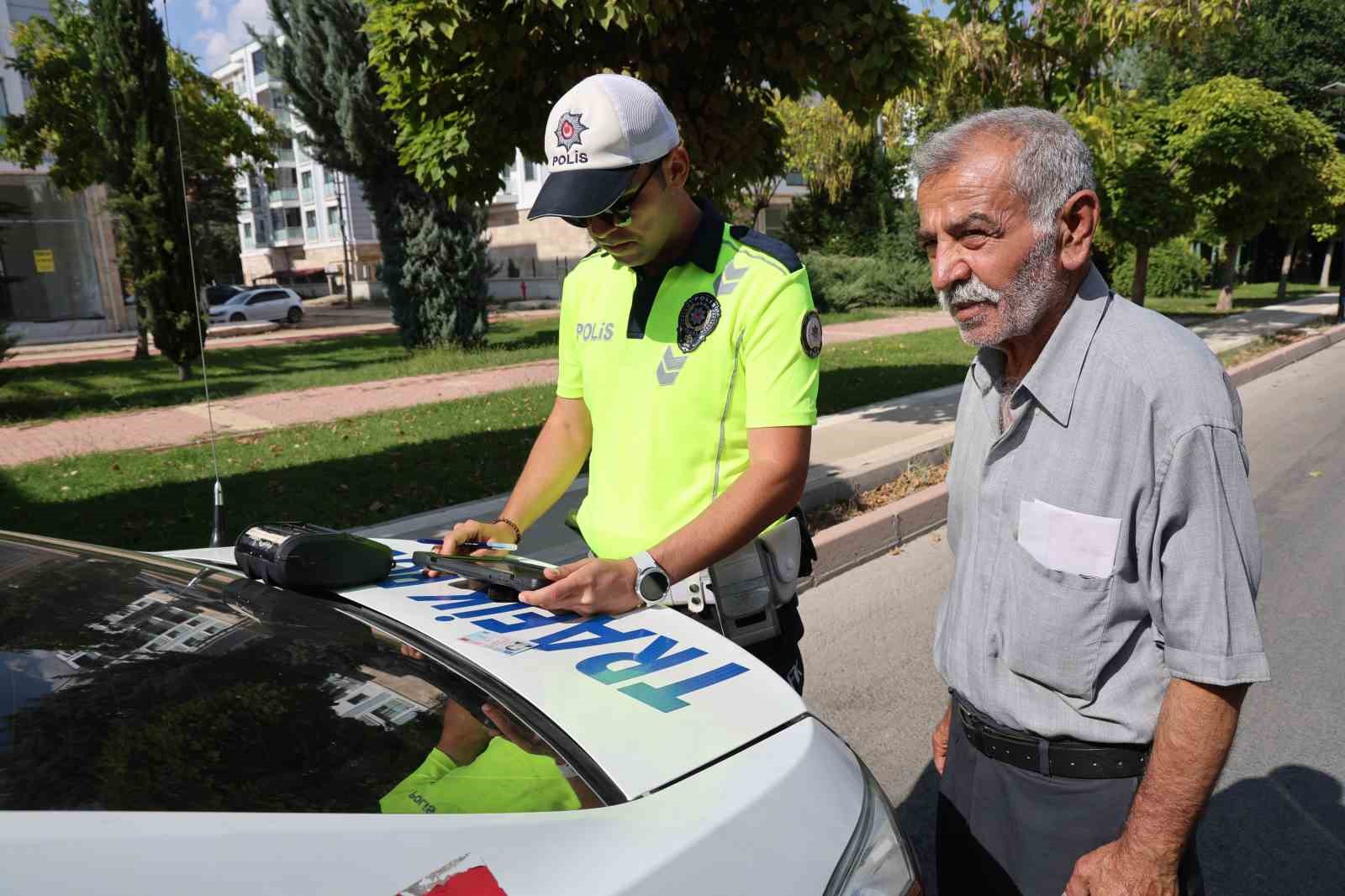 Cezanın şokuyla el frenini çekmeyi unuttuğu araç hareket etti