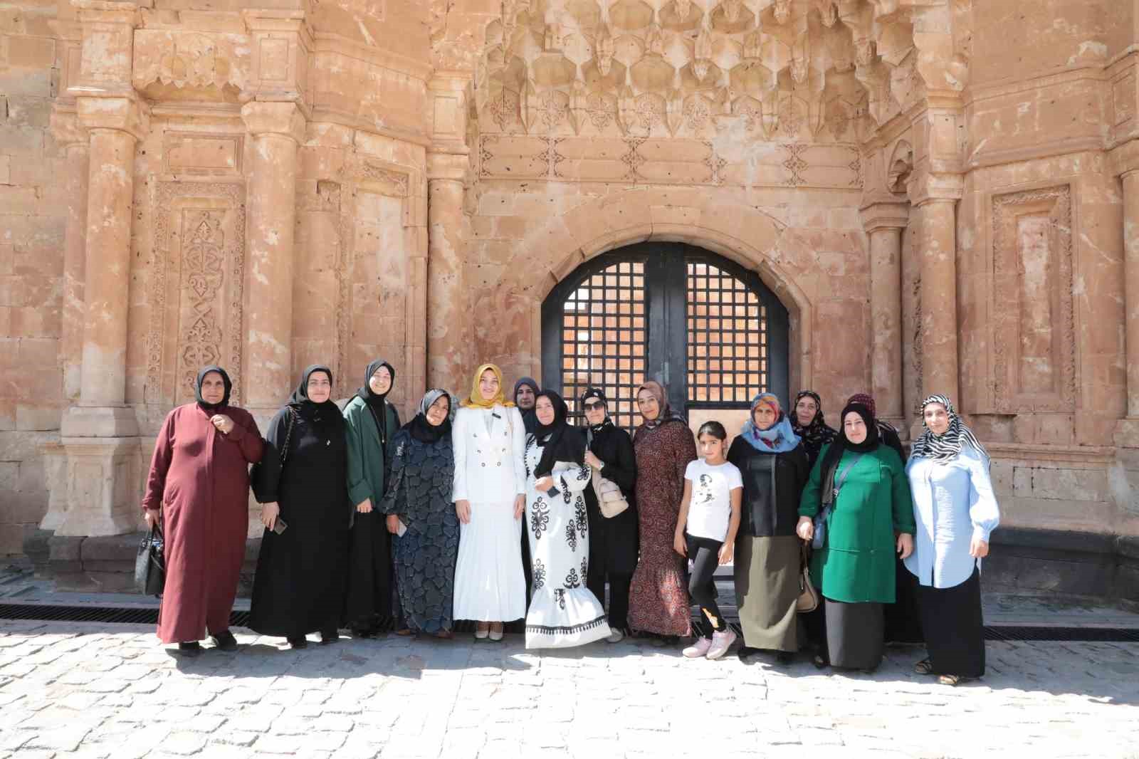 Okuma yazma öğrenen anneler, Ağrı’da tarihi mekanları gezdi