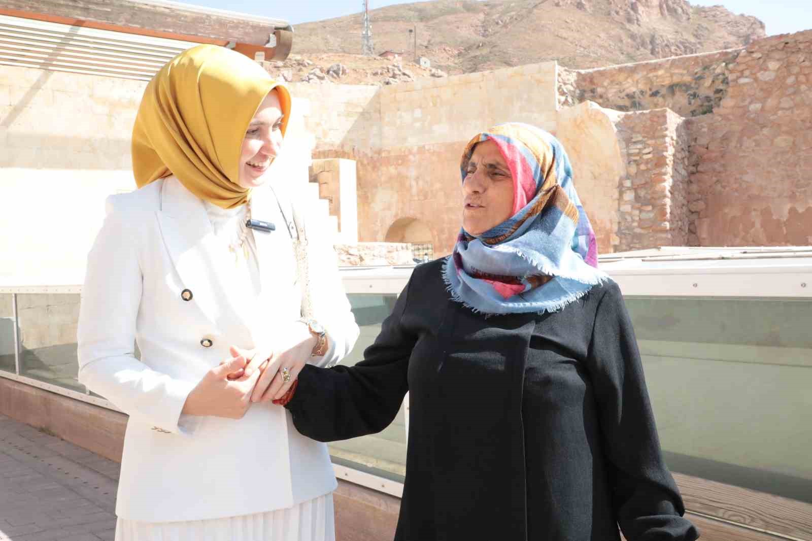 Okuma yazma öğrenen anneler, Ağrı’da tarihi mekanları gezdi
