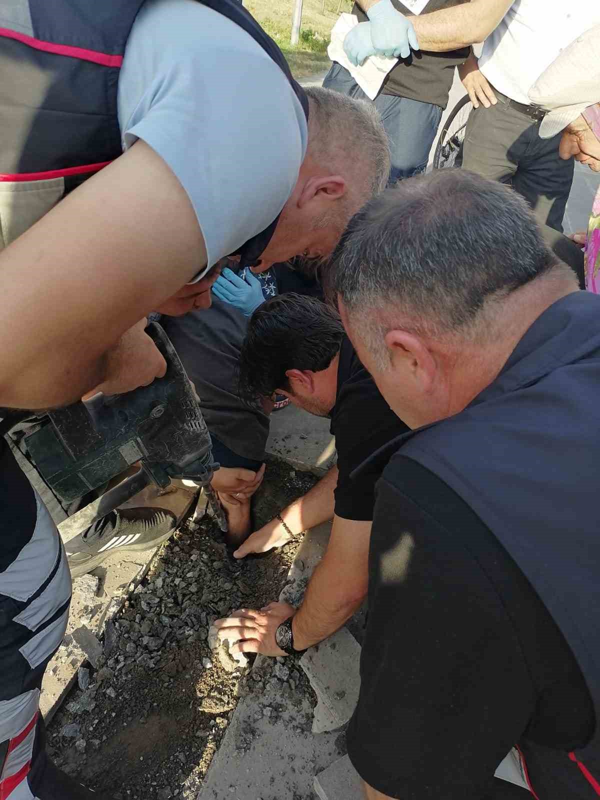Kars’ta bacağı boruya sıkışan çocuk kurtarıldı
