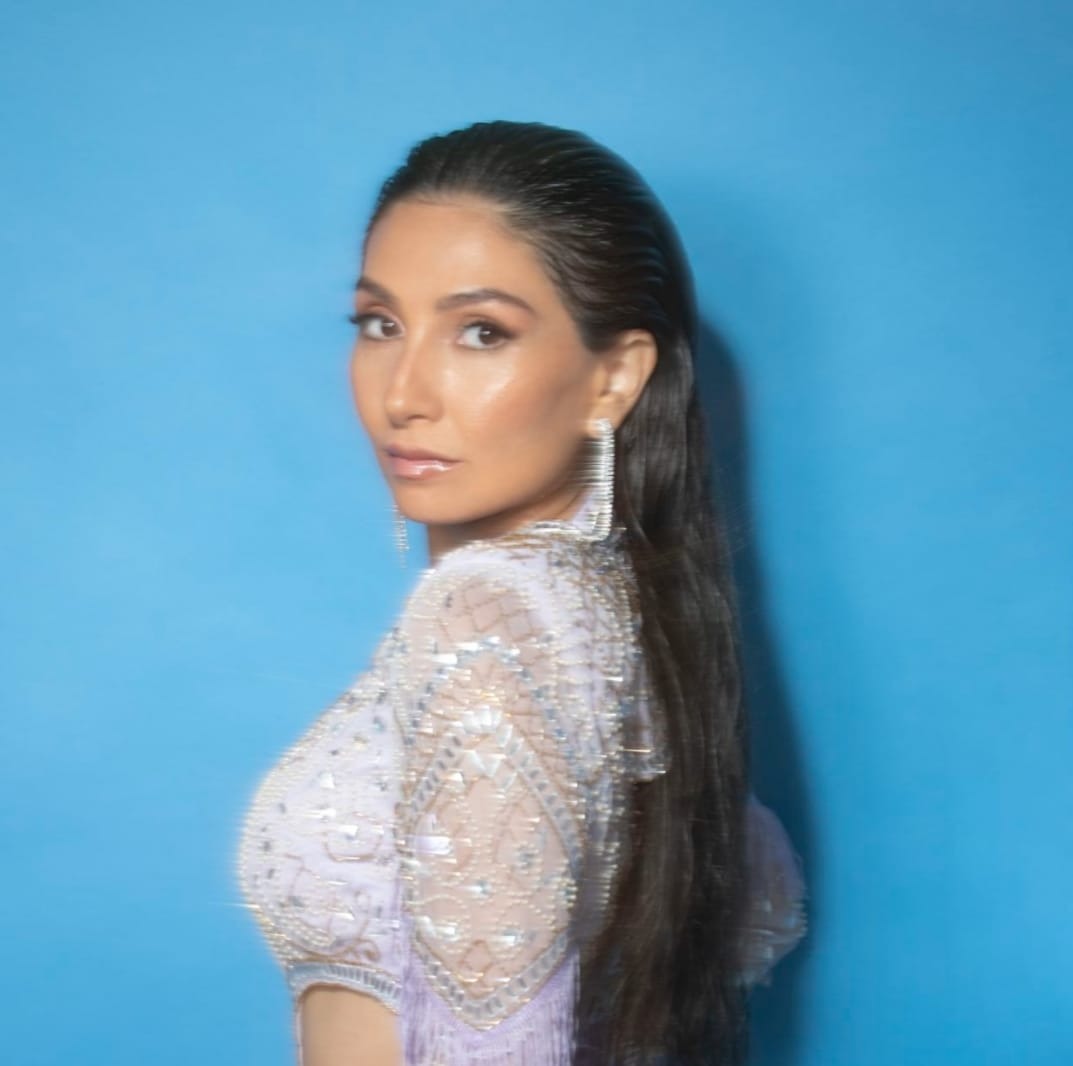 Türk şarkıcı Neshe, İspanyolca ve İngilizce söylediği şarkısıyla kasıp kavuruyor