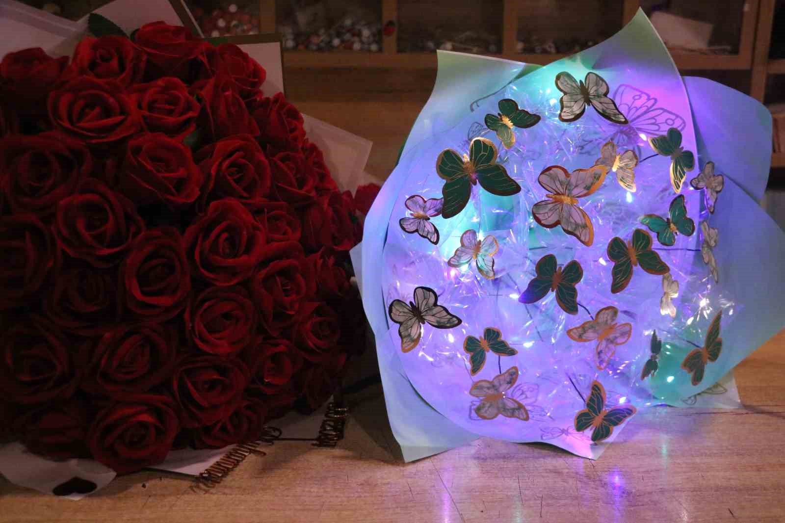 Gül buketi yerine led ışıklı buketler