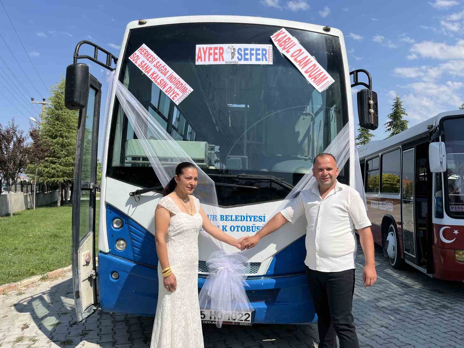Kullandığı  halk otobüsünü gelin arabası yaptı, eşiyle birlikte mutluluk turu attı