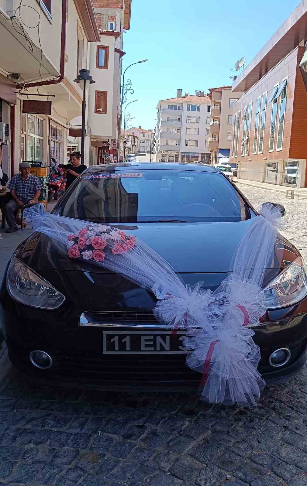 Makam aracını gelin arabası yaptılar