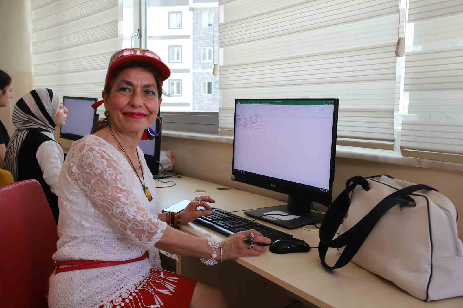 Renkli kişiliğiyle hayata tutundu