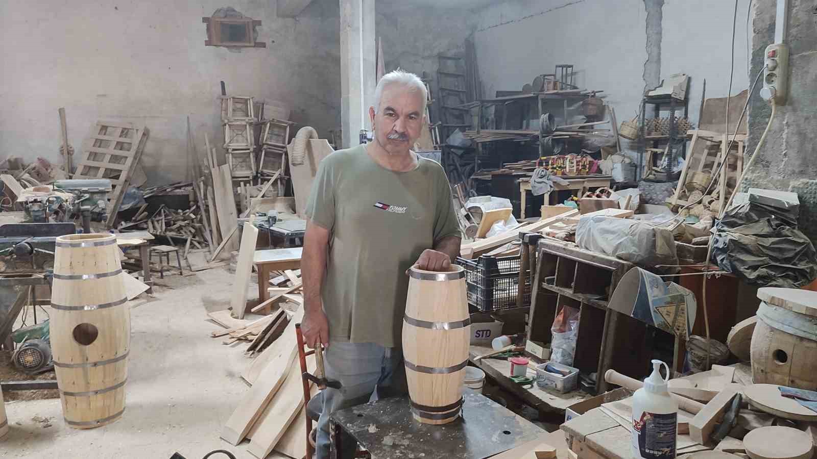 65 yaşındaki esnaf 55  yıldır baba mesleğiyle geçimini sağlıyor