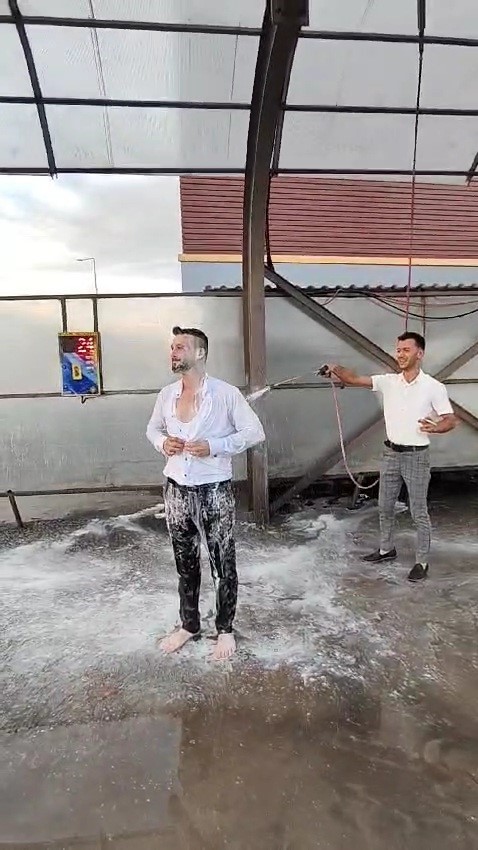 Damadı oto yıkamada yıkadılar