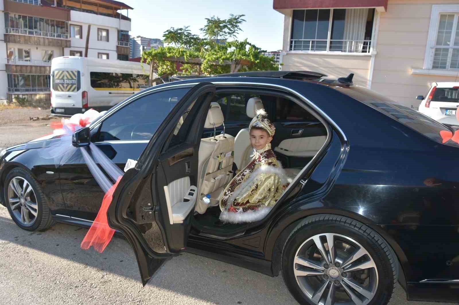 Valinin Makam aracı sünnet arabası oldu