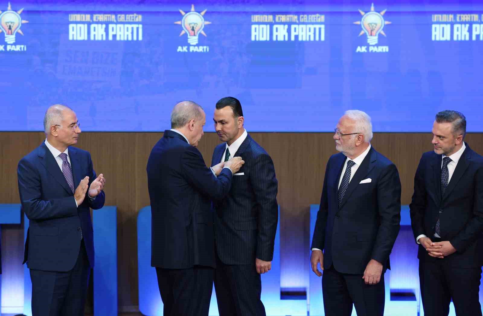 AK Parti’ye geçen Vanlı milletvekili İzsiz: “Tekrar yuvamda olmanın mutluluğunu yaşıyorum”