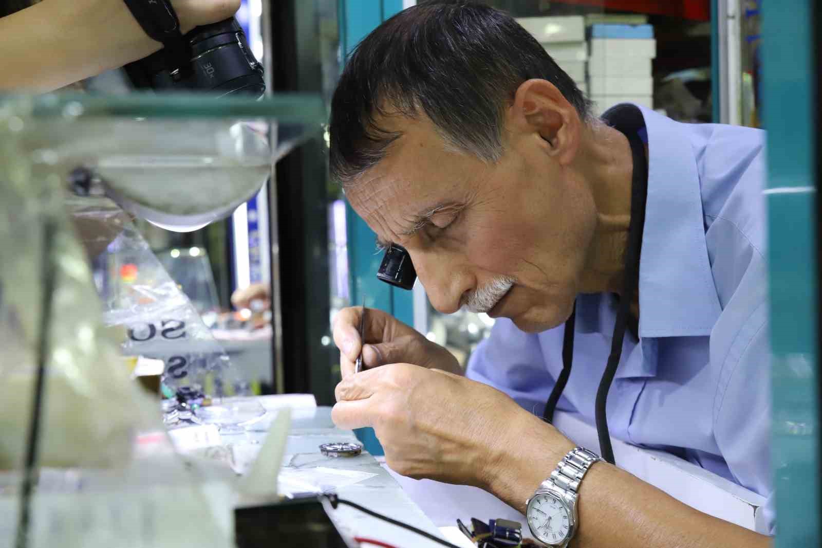 54 yıldır teknolojiye direniyor