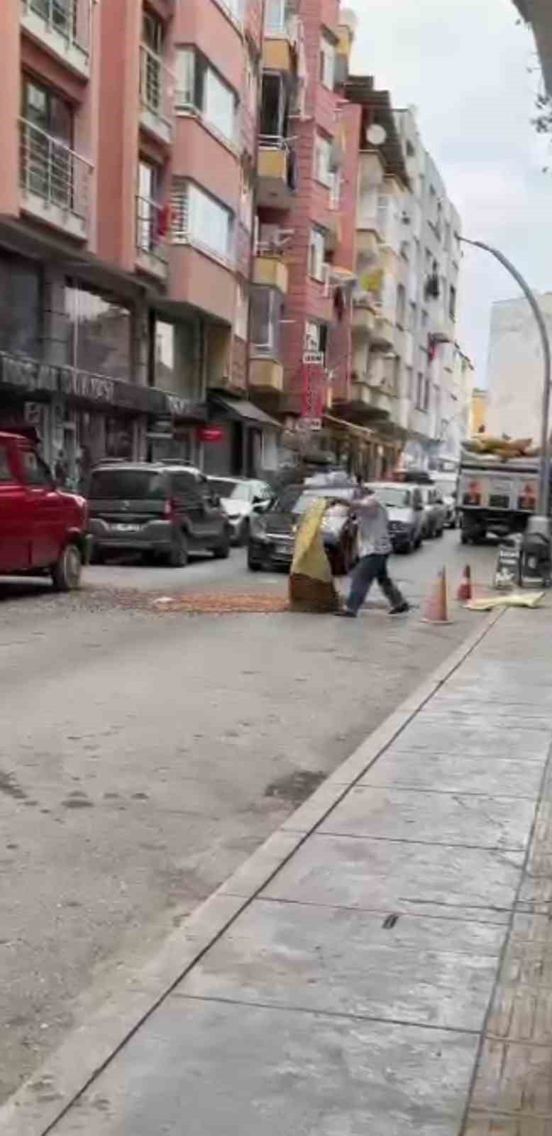 Satamayınca  sokağa döktü