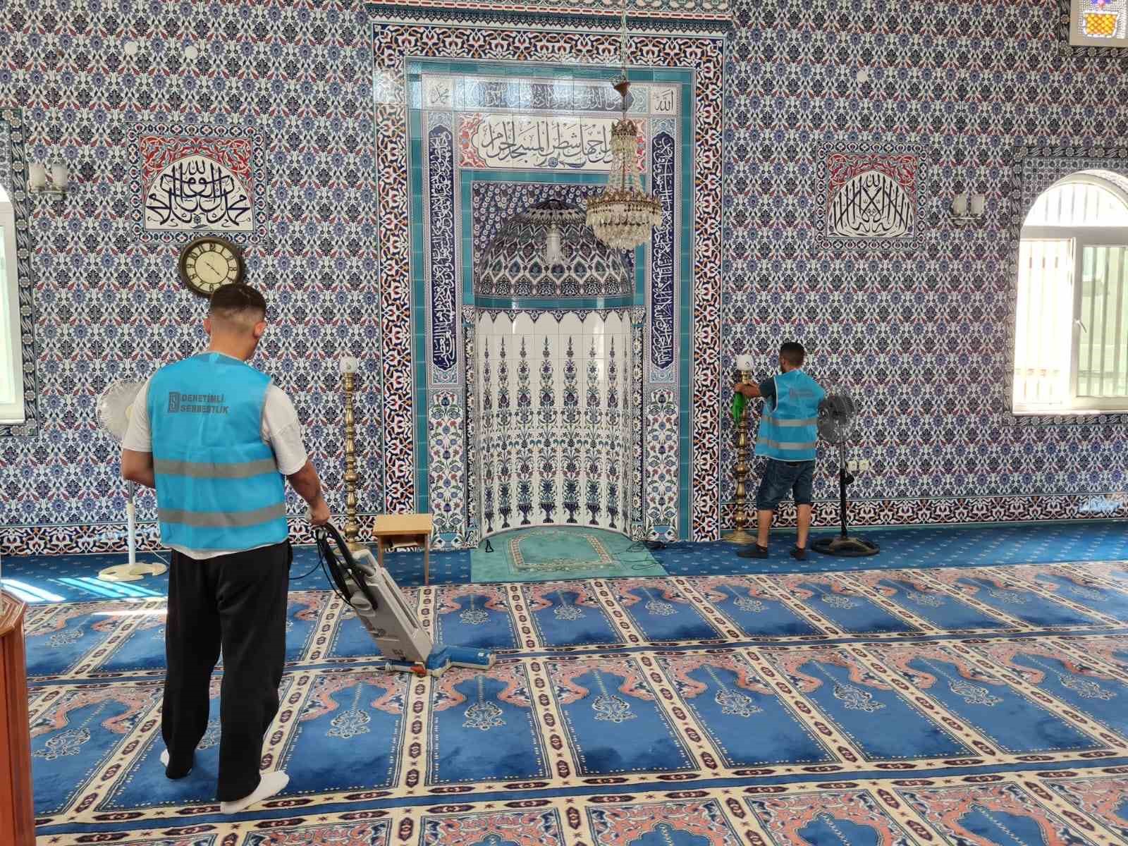 Yükümlüler camileri temizliyor