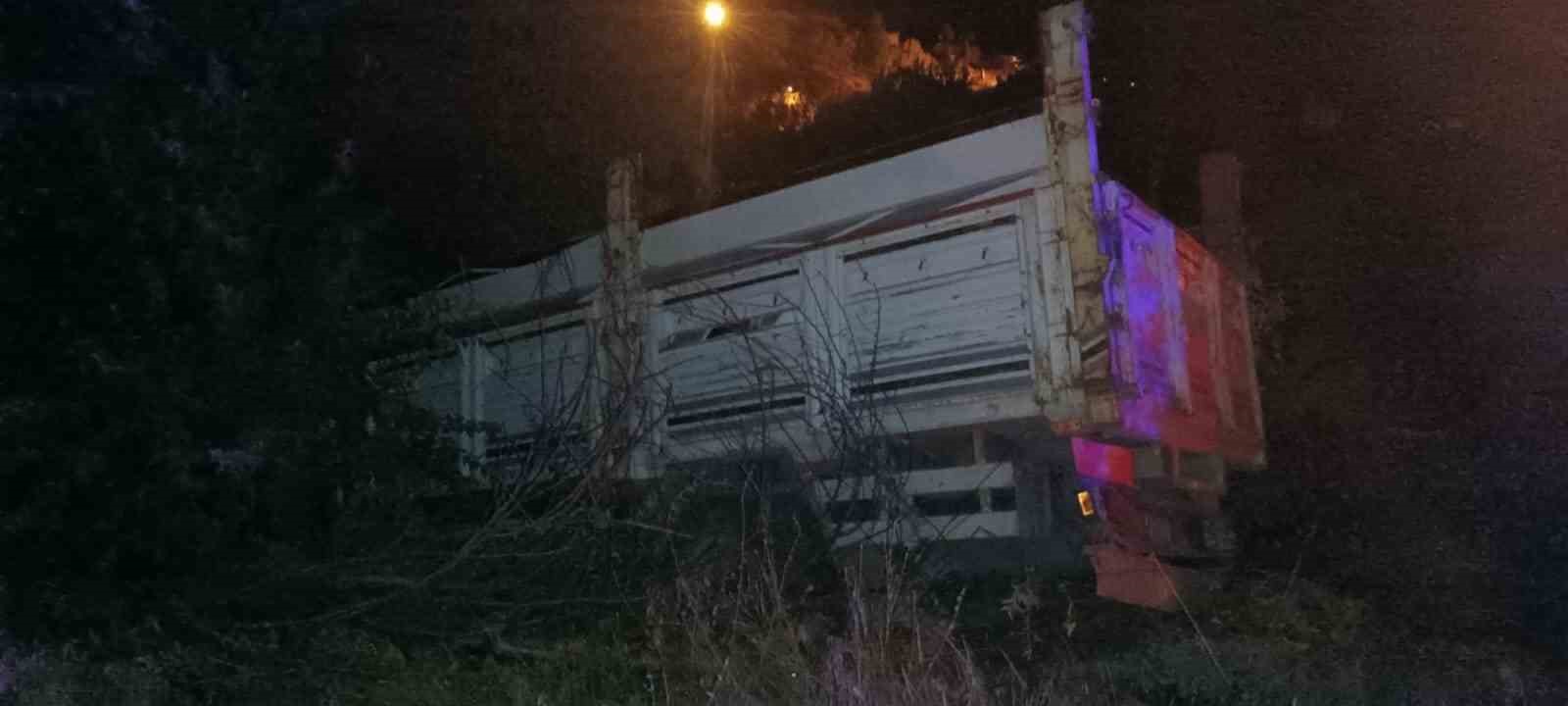 Van’da kontrolden çıkan kamyon uçurumun kenarında durdu: 2 yaralı