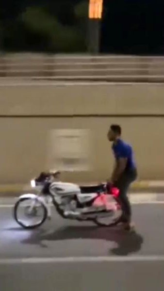Motosikletiyle akrobatik hareketler yapan sürücüye ceza