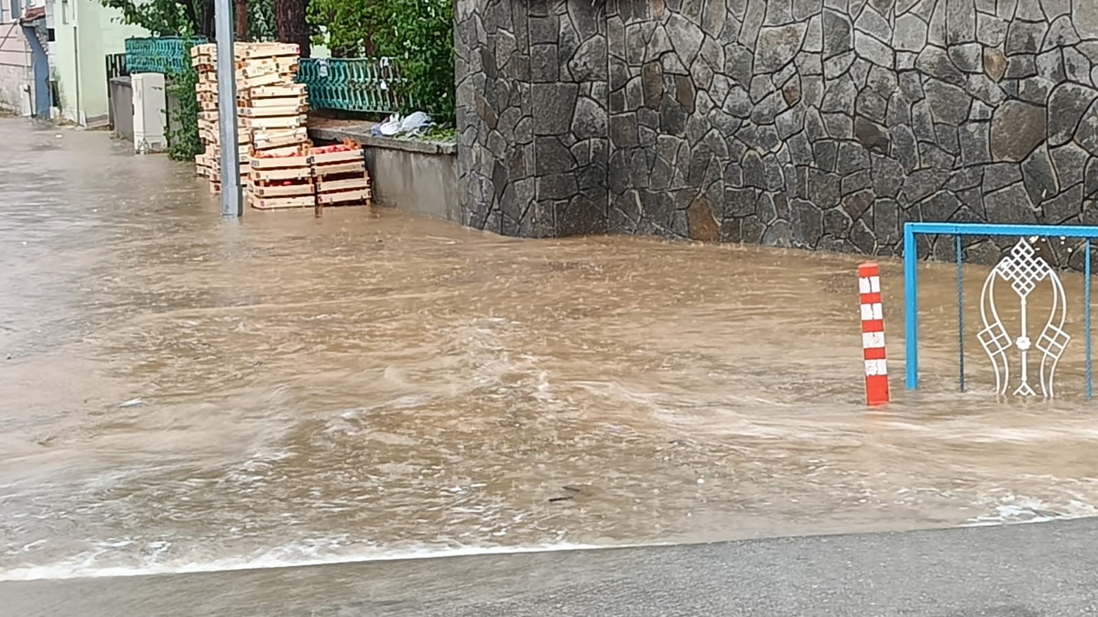 Ceviz büyüklüğünde dolu yağdı