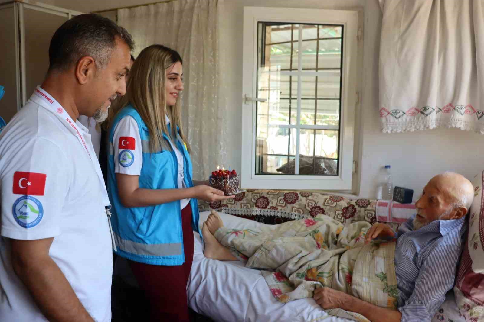 Sağlık çalışanlarından 1 asırlık dedeye doğum günü sürprizi