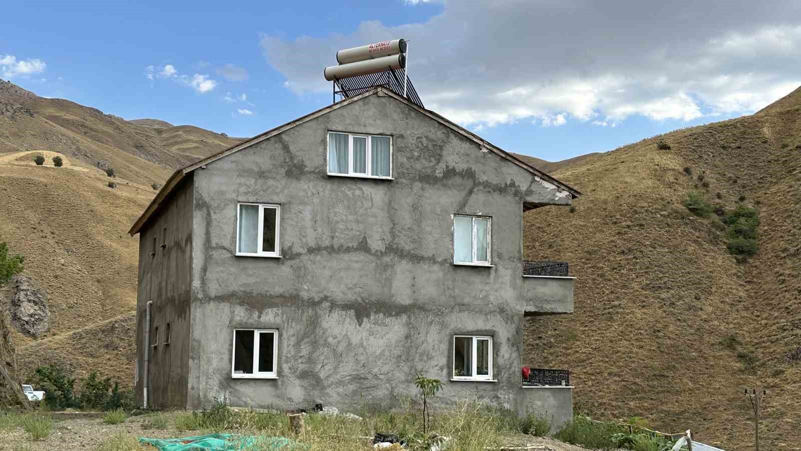 Köyde ailesiyle tek başına yaşıyor: 10 yıldır elektriğini kendisi üretiyor