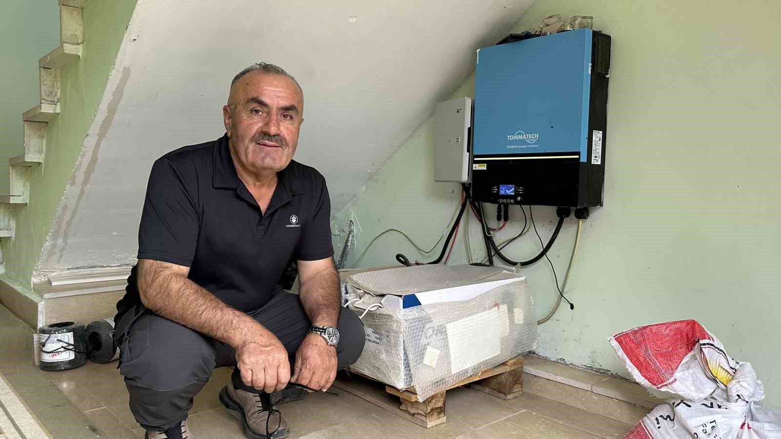 Köyde ailesiyle tek başına yaşıyor: 10 yıldır elektriğini kendisi üretiyor