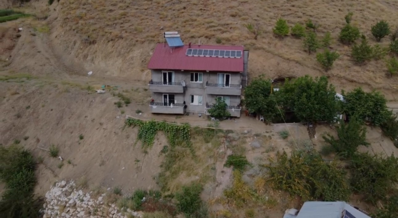 Köyde ailesiyle tek başına yaşıyor: 10 yıldır elektriğini kendisi üretiyor