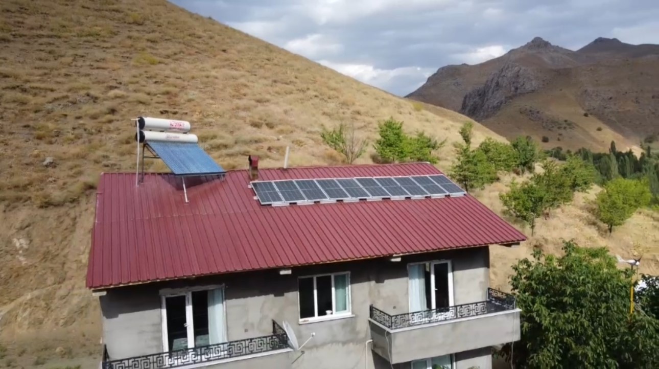 Köyde ailesiyle tek başına yaşıyor: 10 yıldır elektriğini kendisi üretiyor