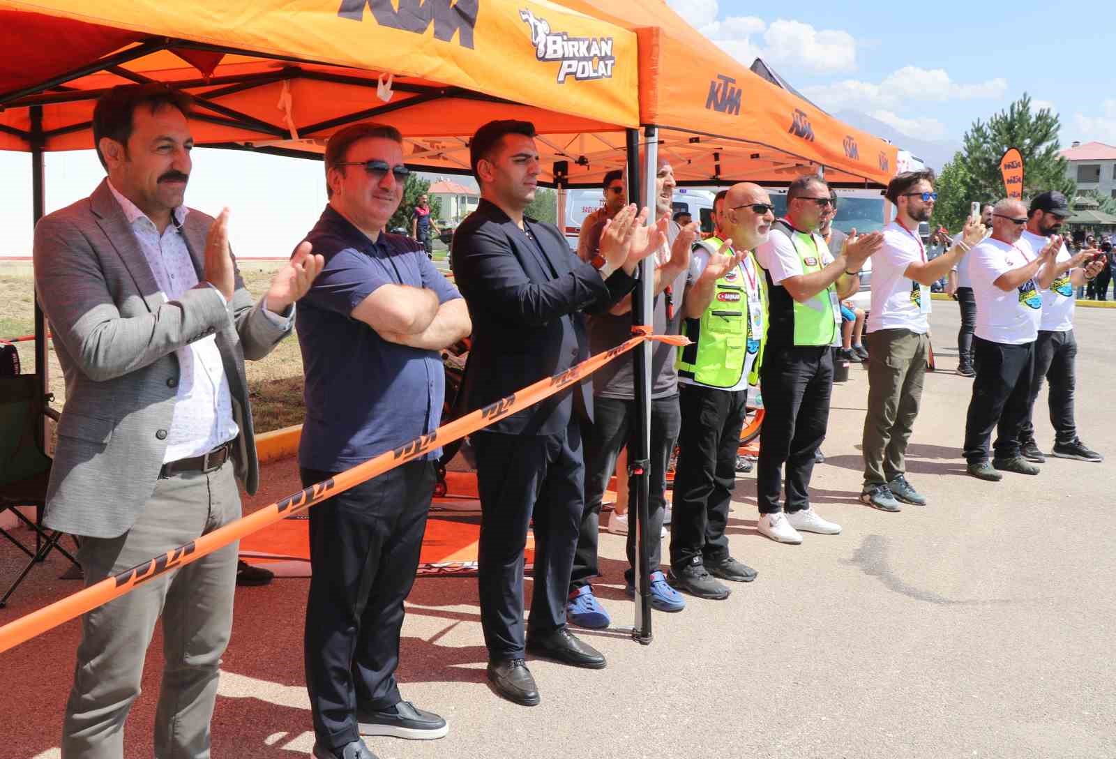 Erzincan’da motosiklet şov hayran bıraktı