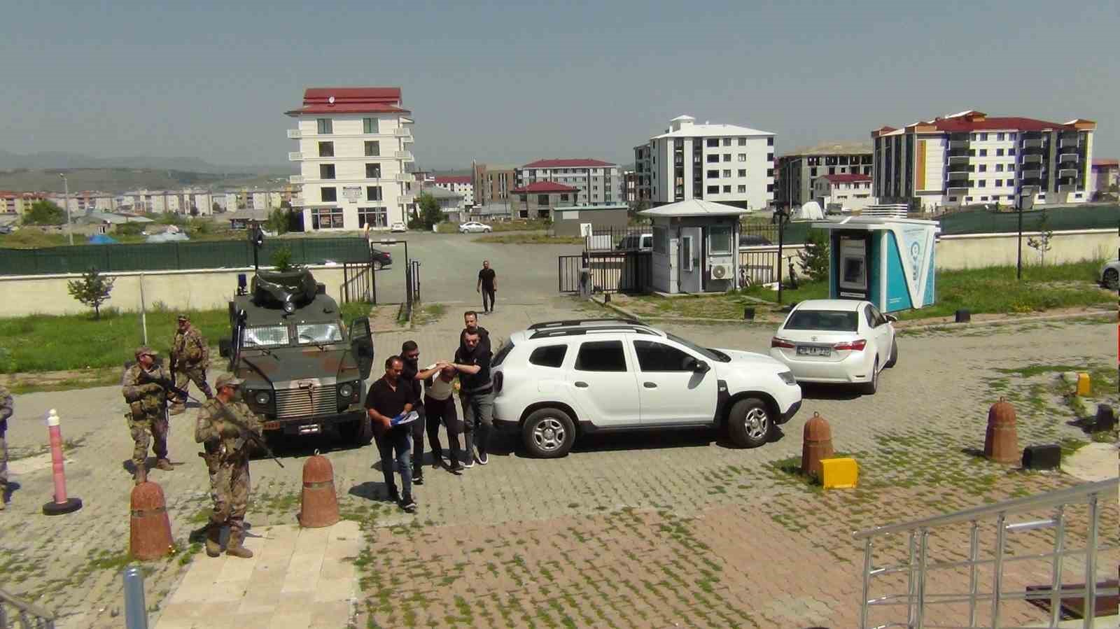 Kars polisi cinayet zanlısını yurtdışına kaçarken yakalandı