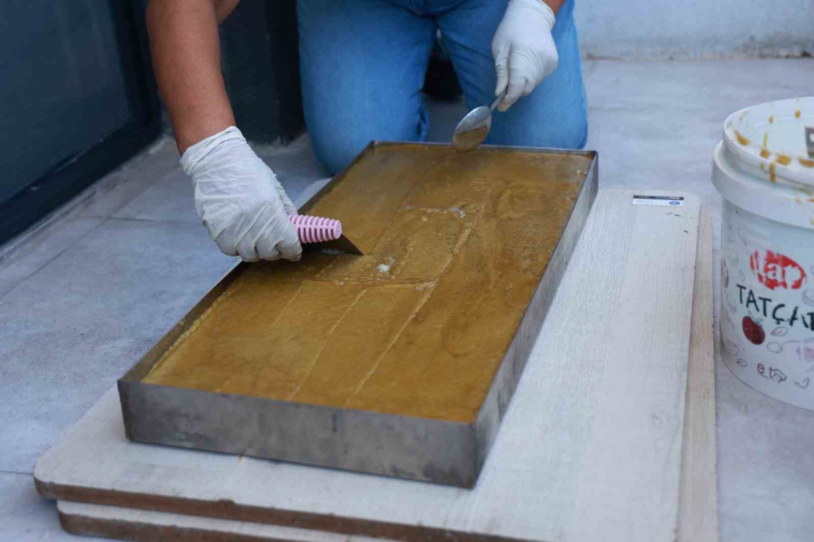 Depremin azmini yıkamadığı kadın evinin bahçesinde ürettiği sabunları satarak gelir elde ediyor
