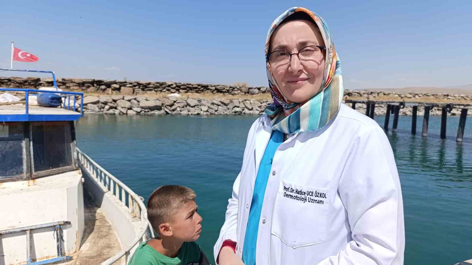 Van Gölü’ne giren çocukların saçları sarı oldu