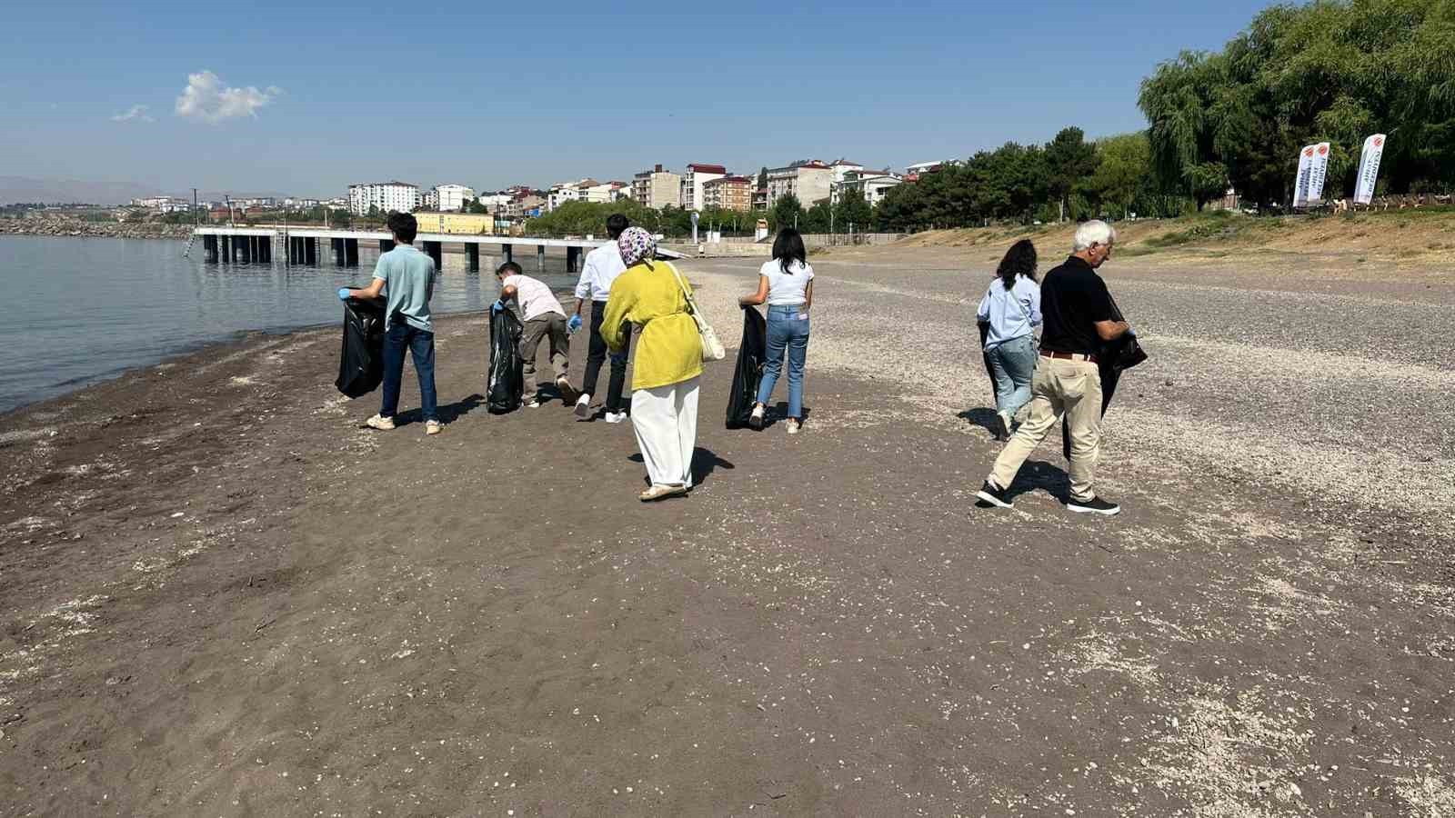 Van Gölü sahilinde çöp toplama etkinliği