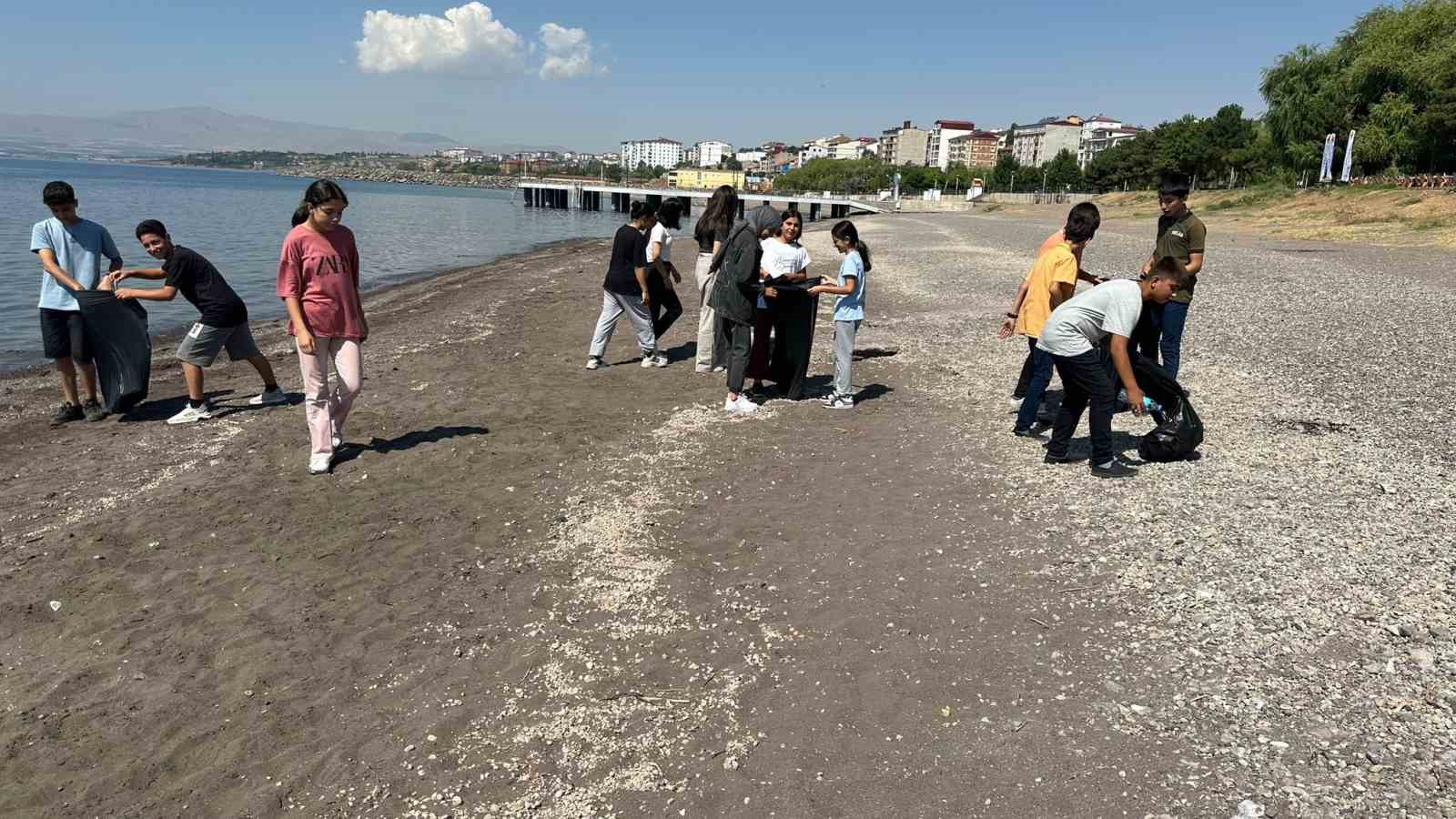 Van Gölü sahilinde çöp toplama etkinliği