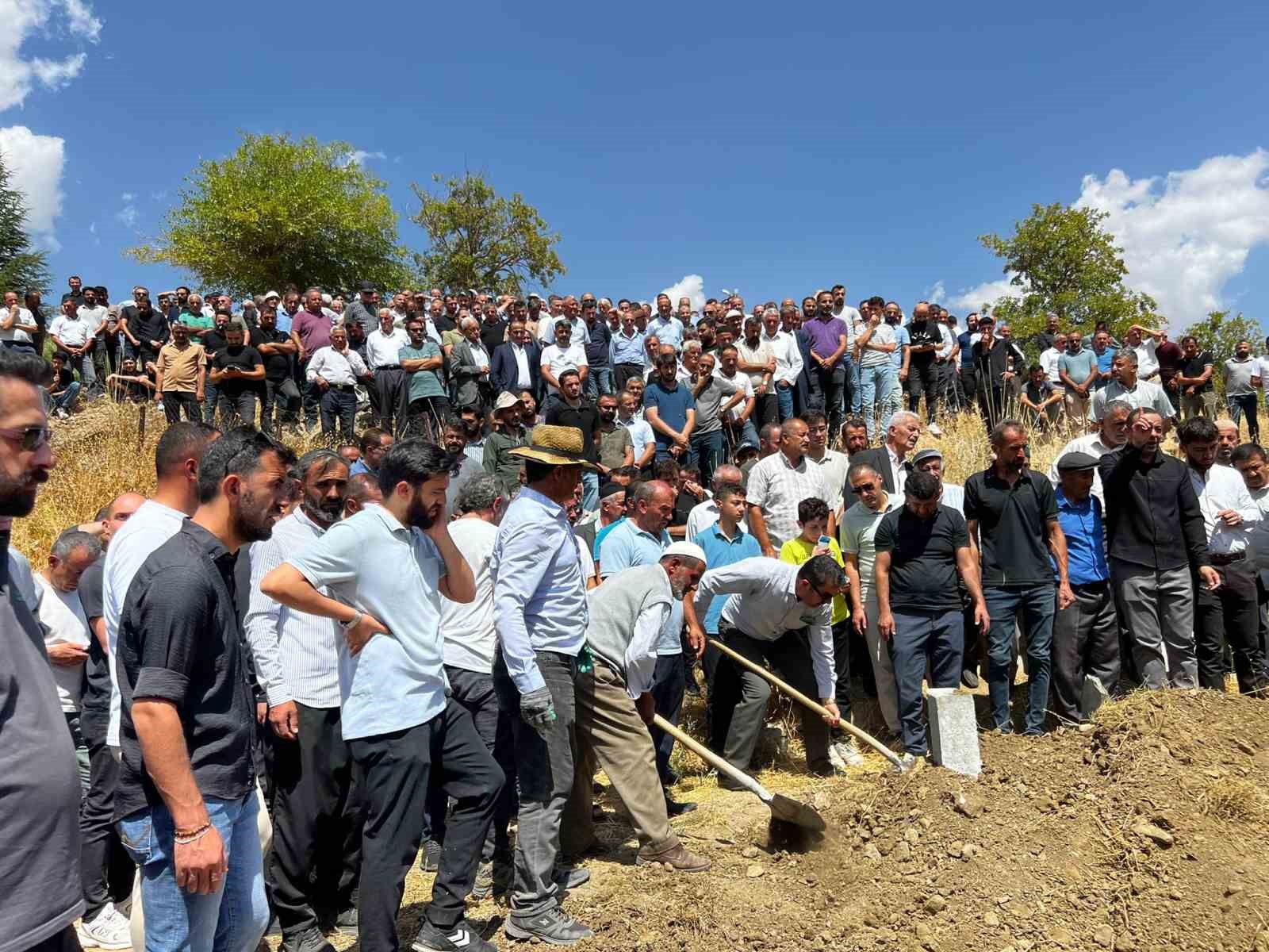 Hakkarili hemşire Orakçı, gözyaşları arasında toprağa verildi