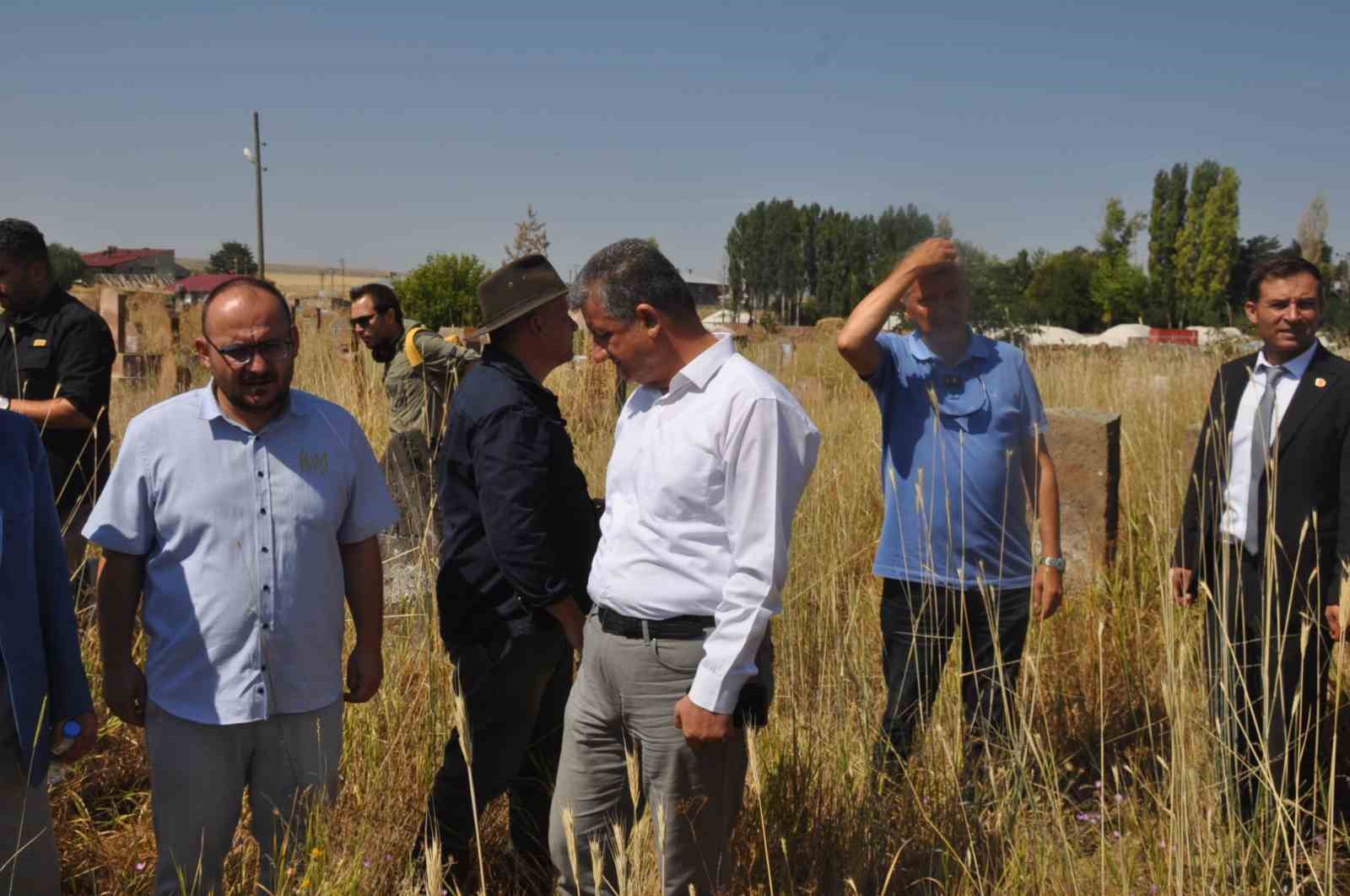 Arkeologlar Mollakent’teki tarihi yerleri gezdi